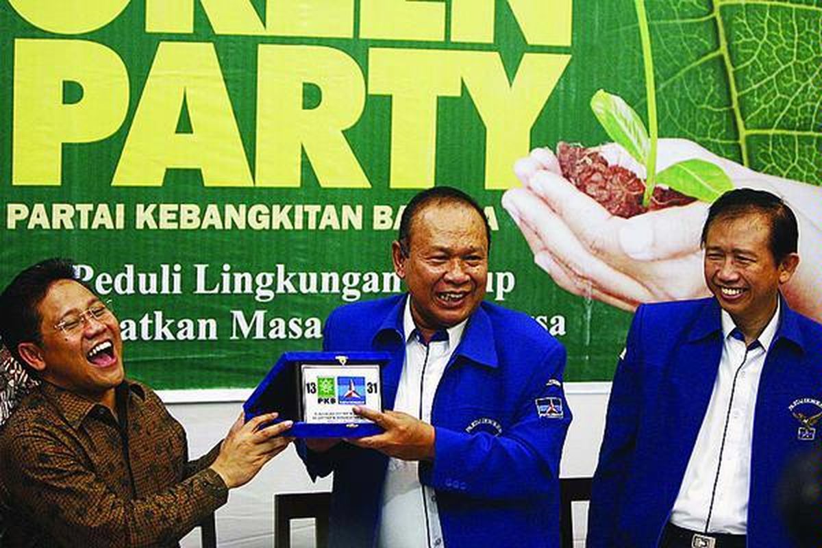 Disaksikan Sekretaris Jenderal Partai Demokrat Marzuki Alie (kanan), Ketua Umum Partai Demokrat Hadi Utomo menerima plakat kenang-kenangan dari Ketua Umum Partai Kebangkitan Bangsa Muhaimin Iskandar (kiri) seusai pertemuan tertutup di Kantor DPP PKB, Jakarta, Senin (16/3). Mereka mengatakan, pertemuan tersebut hanya silaturahim dan penjajakan untuk koalisi partai.