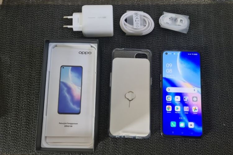 Isi kotak kemasan Oppo Reno5 versi Indonesia.