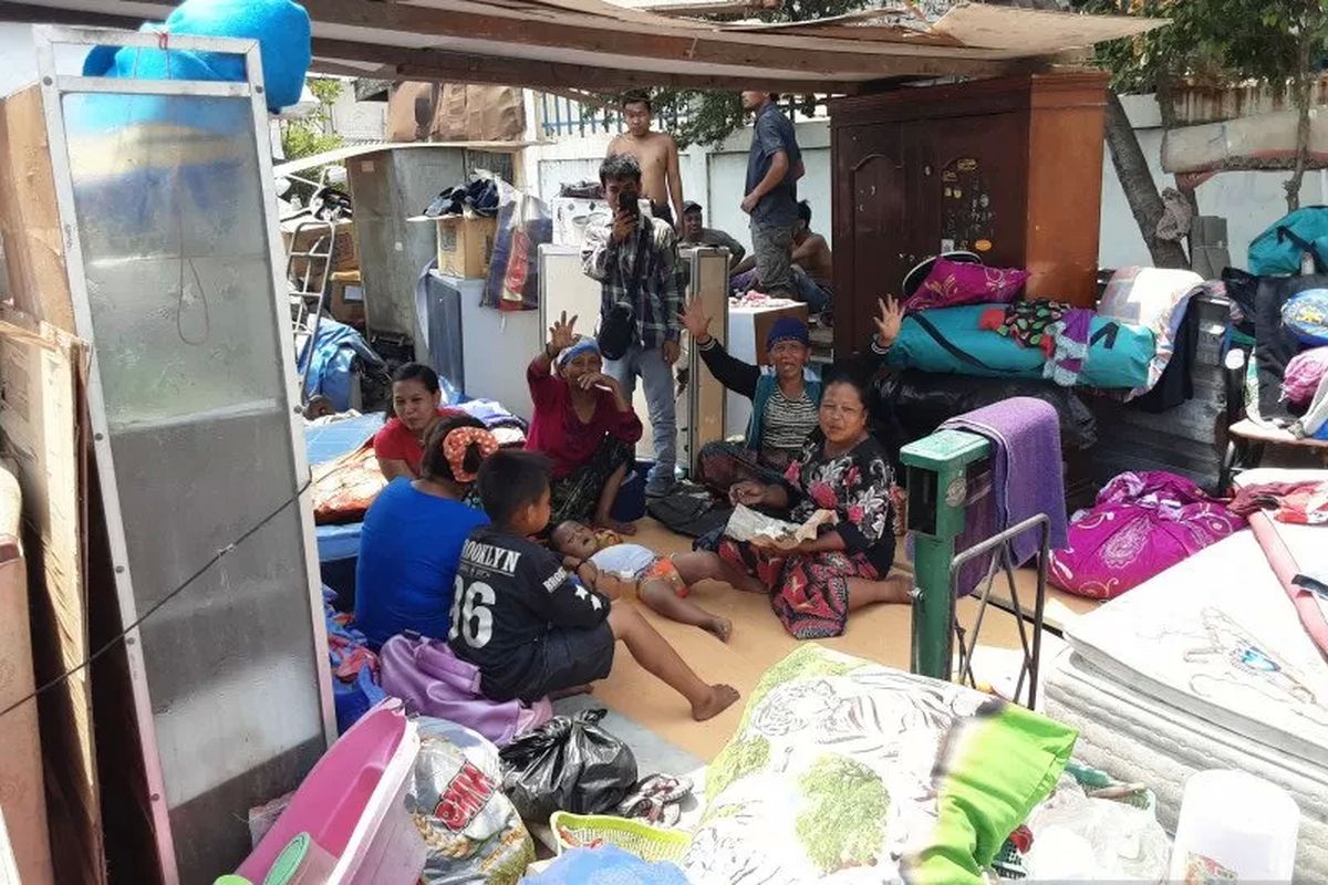 Warga korban penggusuran di Jalan Sunter Agung Perkasa VIII, Kecamatan Tanjung Priok, Jakarta Utara masih bertahan di puing-puing bangunan bekas rumah mereka, Sabtu (16/11/2019)