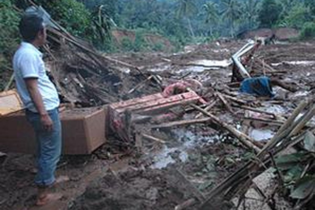 Seorang warga memerhatiak deretan rumah yang hancur tertimpa longsoran tanah di Kampung Nyalindung, Desa Girimukti, Kecamatan Campaka, Kabupaten Cianjur, Jumat (14/11). Sebanyak 15 warga tewas akibat tertimpa longsoran tanah.