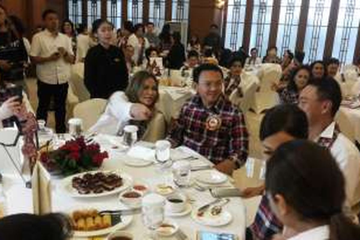 Calon gubernur DKI Jakarta nomor dua, Basuki Tjahaja Purnama alias Ahok saat acara jamuan makan berbayar dengan para pendukungnya, di Hotel Dharmawangsa, Kebayoran Baru, Jakarta Selatan, Minggu (27/11/2016) sore. 