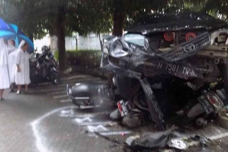 Kecelakaan di halaman Kampus Stikes St Elisabeth, Jalan Kawi, Kota Semarang, Selasa (31/1/2017), yang melibatkan mobil sedan Vios dan 8 sepeda motor. 