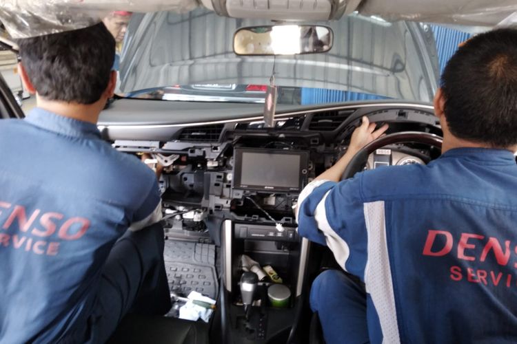 Harus diakui mayoritas pemilik mobil tidak fokus dalam merawat AC mobil. Perawatan biasanya hanya dilakukan di bengkel resmi saat servis berkala, dan datang ke bengkel saat AC tidak dingin.