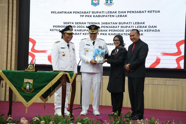 Penjabat Gubernur Banten Al Muktabar saat melantik Iwan Kurniawan sebagi Penjabat Bupati Lebak di Pendopo Gubernur Banten, Kota Serang. Jumat (2/11/2023).. Iwan menjadi Pj Bupati Lebak untuk.mengisi kekosongan kepala daerah setelah masa jabatan Iti Octavia Jayabaya dan Ade Sumardi berakhir pada hari ini.