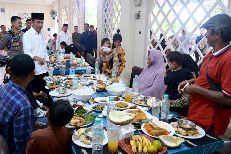 Presiden Joko Widodo saat menyapa warga usai makan siang bersama di sebuah rumah makan yang berada di sebelah Masjid Abdullah bin Abbas, Kabupaten Kampar, Provinsi Riau pada Jumat (31/5/2024).