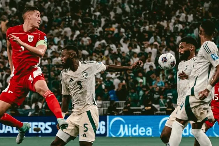 Pesepak bola timnas Indonesia Jay Noah Idzes (kiri) berebut bola dengan pesepak bola Arab Saudi Hassan Al Tambakti (kedua kiri).