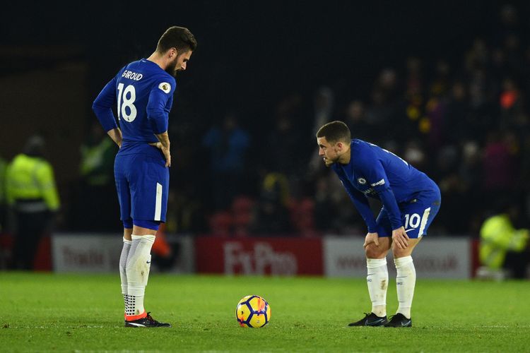 Reaksi striker Chelsea, Olivier Giroud (kiri) dan gelandang Eden Hazard setelah Watford mencetak gol ketiga dalam pertandingan Premier League di Vicarage Road Stadium, Watford, Senin (5/2/2018).