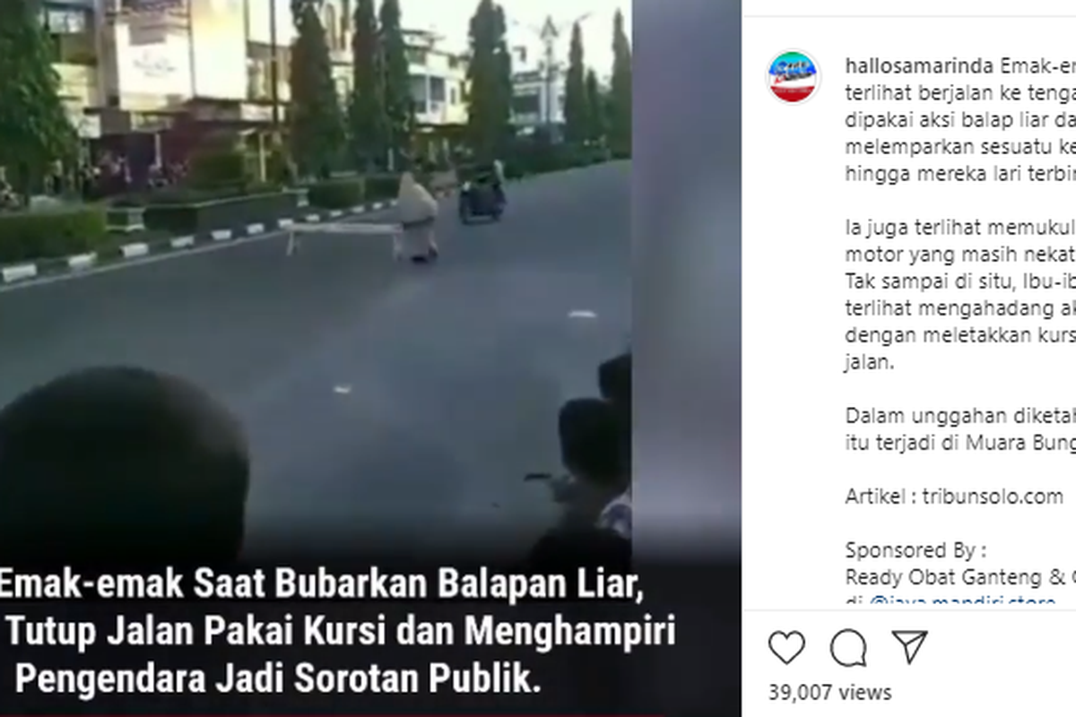 Tangkapan layar video emak-emak bubarkan balapan liar di Jambi dengan menutup jalan pakai kursi