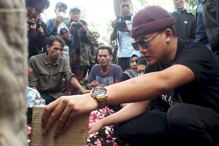 Rizky Febian saat berada di pemakaman ibunya Lina Jubaedah, di TPU Nagrog, Ujungberung, Kota Bandung, Kamis (9/1/2020)