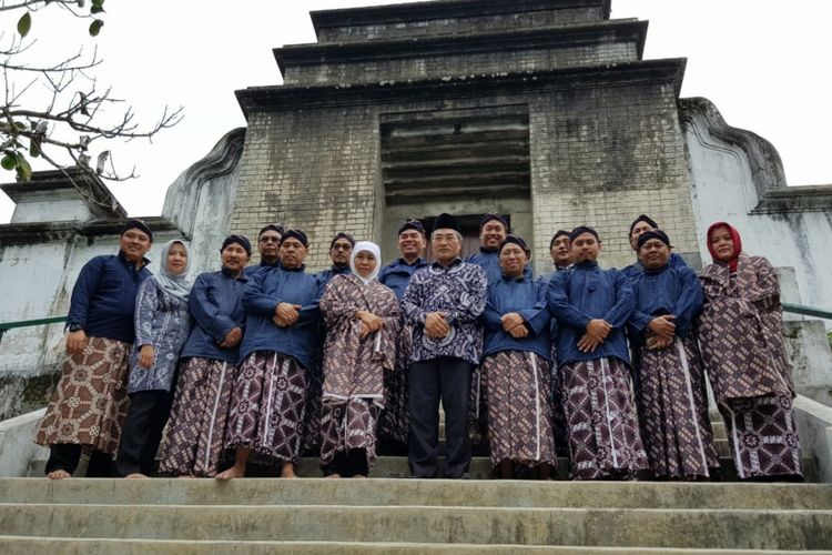 Menteri sosial Khofifah Indar parawansa beserta rombongan saat di makam Rsja Imogiri (dokumen warga)