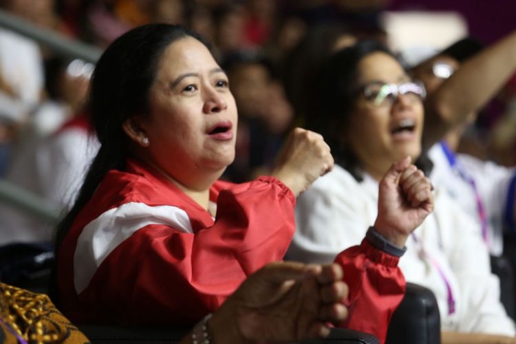 Menko PMK Puan Maharani saat menonton Timnas Basket Putera Indonesia bertanding melawan Tim Korea Selatan, di Hall Basket Komplek GBK, Senayan, Jakarta, Selasa (15/8/2018) malam.