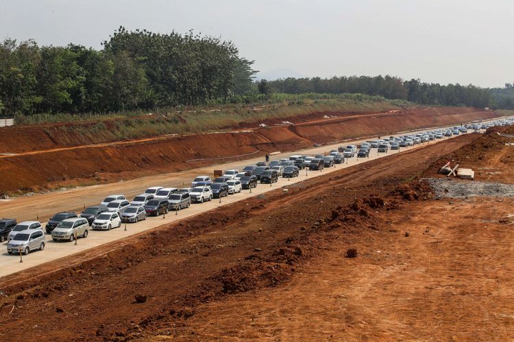 Kendaraan pemudik melintasi di ruas tol fungsional Batang-Semarang, Jawa Tengah, Selasa (12/6/2018). Kenaikan volume kendaraan mengakibatkan antrean sepanjang 1 kilometer jelang exit toll Grinsing dan adanya pembangunan Jembatan Kalikuto dan dijadwalkan baru akan selesai pada H-2 lebaran.