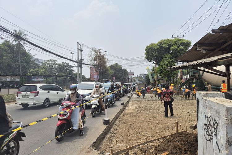 Macet Mengular di Sawangan Depok hingga Exit Tol, Pengendara: Banyak Proyek, Tak Ada yang Mengatur