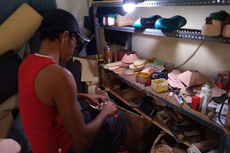 Proses pembuatan sepatu Pijakbumi, 99 persen menggunakan tangan atau handmade.