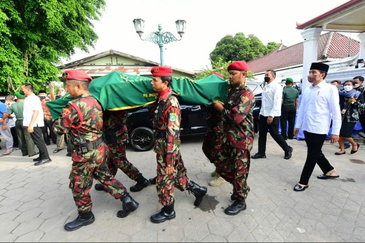 Presiden Joko Widodo mengantarkan jenazah almarhum Buya Syafi'i Maarif ke mobil jenazah sebelum dimakamkan di Kulonprogo, Yogyakarta, Jumat (25/5/2022).