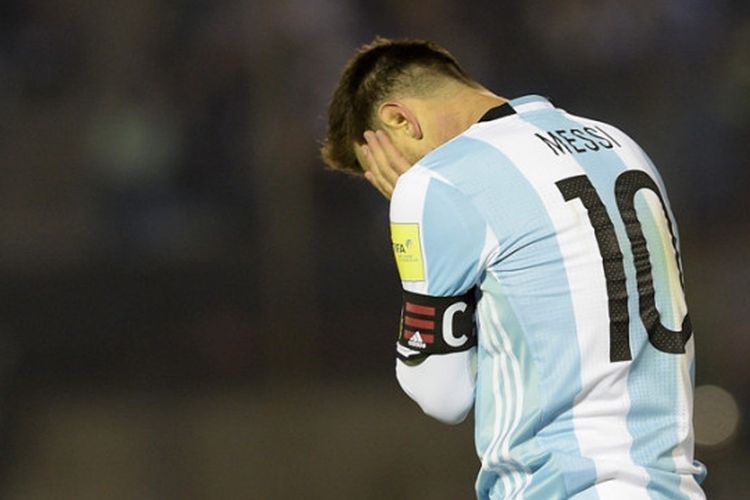 Reaksi kapten Argentina, Lionel Messi, dalam laga Kualifikasi Piala Dunia 2018 zona Amerika Selatan kontra Uruguay di Stadion Centenario, Montevideo, pada 31 Agustus 2017