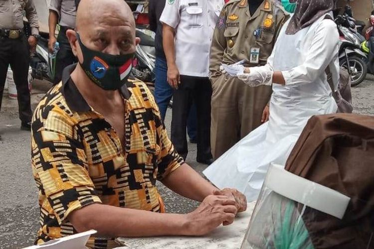 Tim Satuan Tugas (Satgas) Percepatan Penanganan Covid-19 Kota Pontianak, Kalimantan Barat (Kalbar) menggelar razia protokol kesehatan di warung kopi Asiang, Rabu (18/11/2020) pagi. Dari razia tersebut, pekerja dan pengunjung menjalani pemeriksaan rapid test. Hasilnya ditemukan 7 orang pengelola dan pekerja serta 16 orang pengunjung reaktif Covid-19.