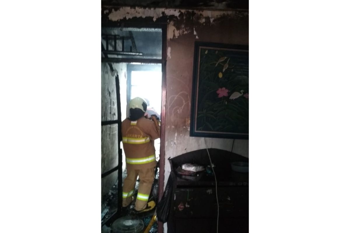 Petugas Sudin PKP Jakarta Timur saat memadamkan api pada rumah di Jalan Bacang 1, Kelurahan Lubang Buaya, Cipayung, Jakarta Timur, Kamis (20/2/2020).