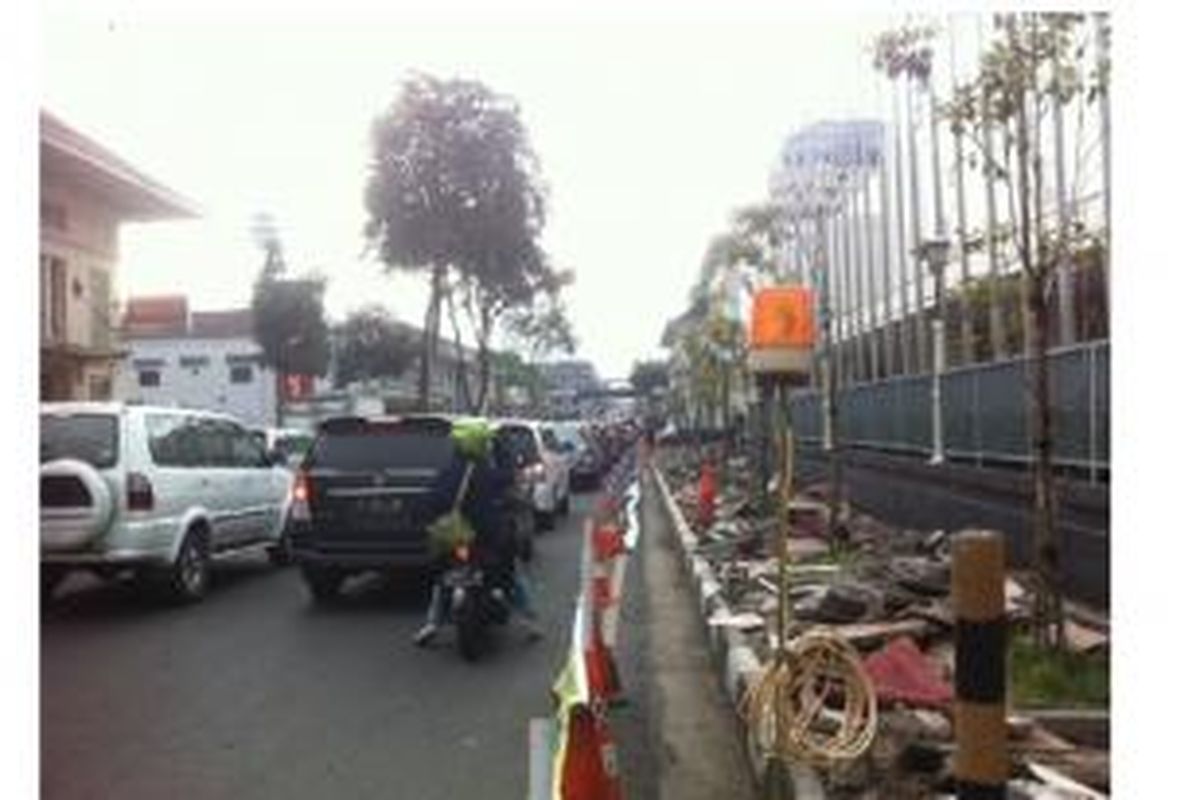 Jelang Konferensi Asia Afrika, Pemerintah Kota Bandung rajin melakukan pembangunan dan perbaikan infrastruktur. Tampak dalam gambar jalur pedestrian  Jl Asia Afrika tengah mengalami perbaikan. Gambar diambil Senin (02/3/2015).