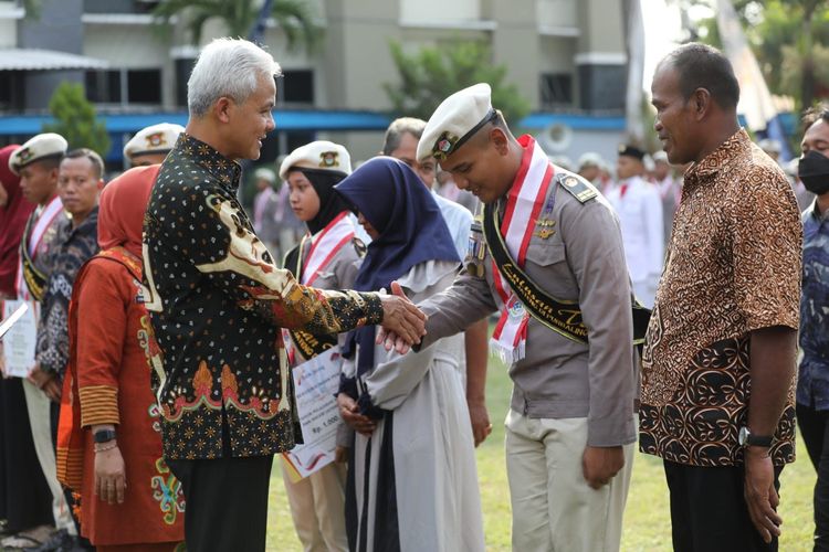 Gubernur Jateng Ganjar Pranowo menghadiri acara wisuda Sekolah Menengah Kejuruan Negeri (SMKN) Jawa Tengah (Jateng) kampus Purbalingga, Kamis (25/5/2023).