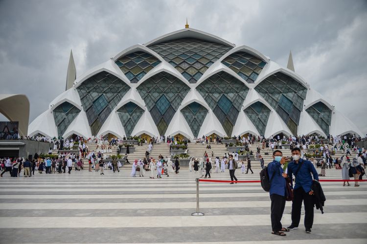 Sejumlah warga berada di pelataran masjid usai peresmian Masjid Raya Al Jabbar di Gedebage, Bandung, Jawa Barat, Jumat (30/12/2022). 