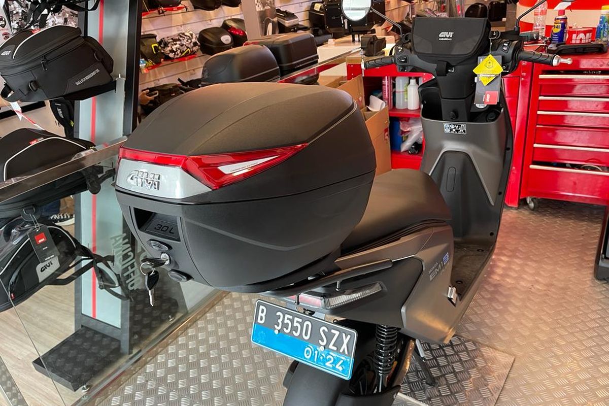 Honda EM1 e: Plus menggunakan aksesori Rear Carrier yang dipasangkan dengan boks Givi