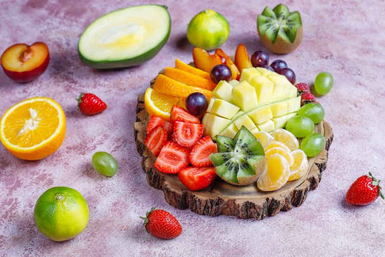 Buah-buahan berwarna dapat menjadi salah satu makanan untuk mencegah kanker usus besar. 