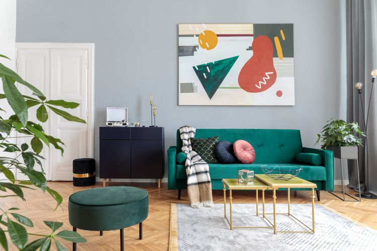 Ilustrasi ruang tamu bernuansa modern dengan sofa warna hijau. 