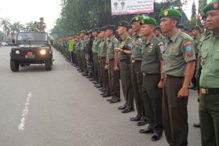 Pangdam XII Tanjungpura, Mayjen TNI Toto Rinanto memeriksa pasukan dalam apel gelar pasukan pengamanan kunjungan Presiden RI Joko Widodo di depan markas Pomdam (20/8/2015) 
