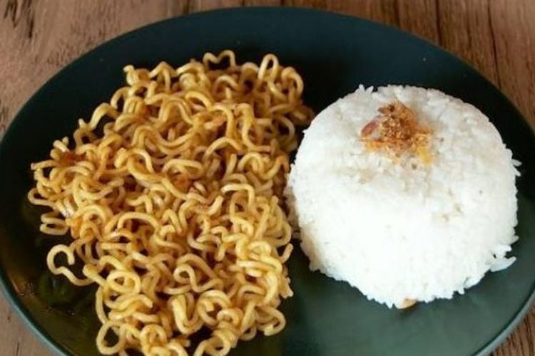 Pola pikir "yang penting kenyang" dengan makan mi pakai nasi kurang mencukupi nutrisi anak. Ini penjelasan dokter.