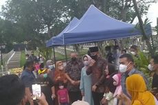 Saat Warga Minta Foto Bareng SBY dan AHY Usai Ziarah ke Makam Ani Yudhoyono