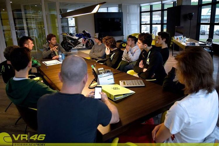Foto dari beberapa tahun silam yang menunjukkan Valentino Rossi berbicara kepada para rider di Akademi VR46.