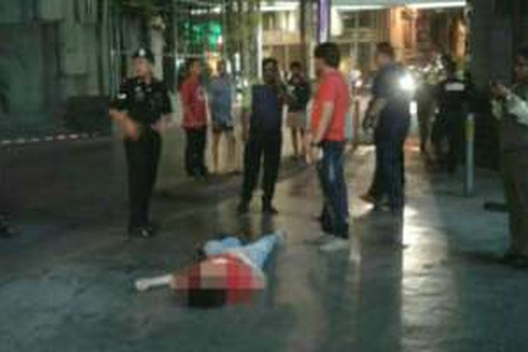 Jasad korban bunuh diri terkapar di areal pintu masuk mall.