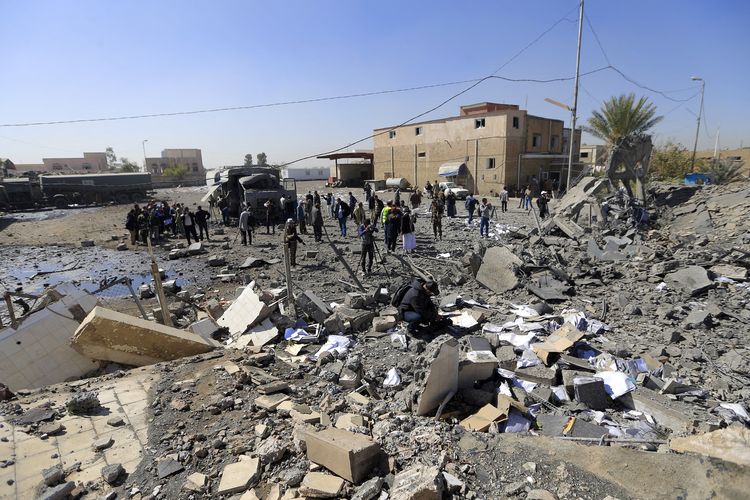 Puing-puing bangunan yang hancur akibat serangan udara koalisi pimpinan Arab Saudi saat menyerang pemberontak Houthi di Sana'a, Yaman, Selasa (21/12/2021).