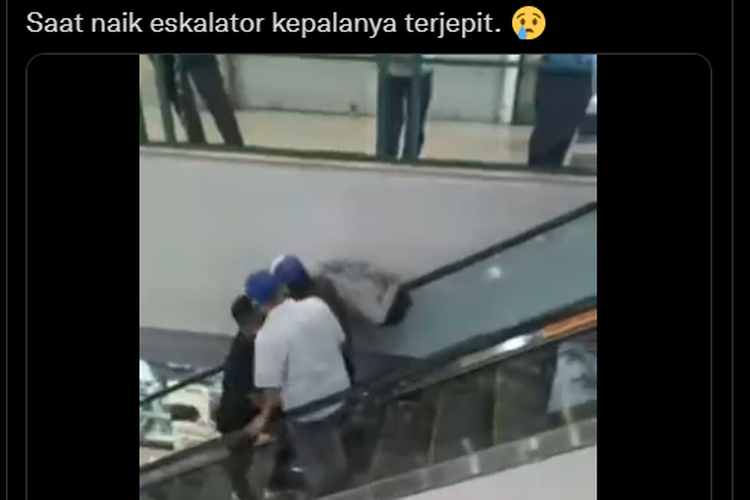 Tangkapan layar cuplikan video terjepitnya kepala seorang pria di Mall Mangga Dua, Jakarta Pusat pada Kamis (23/12/2021).