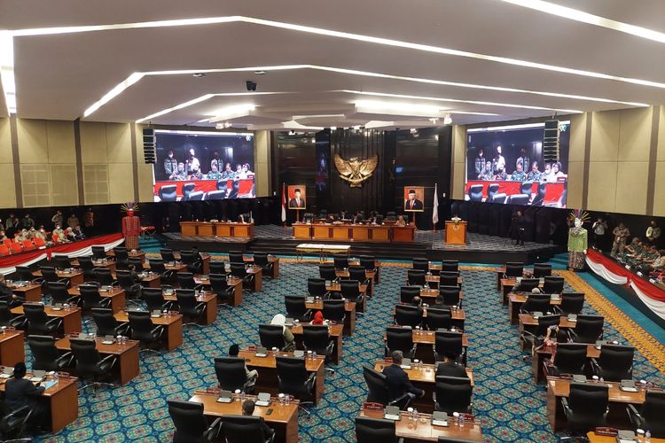 Suasana rapat paripurna legislatif Jakarta di Ruang Rapat Paripurna Gedung DPRD DKI Jakarta, Selasa (8/11/2022) siang.