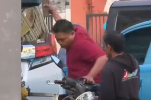 “Jangan, Pak, Jangan” Saat HP Tukang Ojek di Jaksel Mau Diambil Sopir Alphard Pemukul Motornya