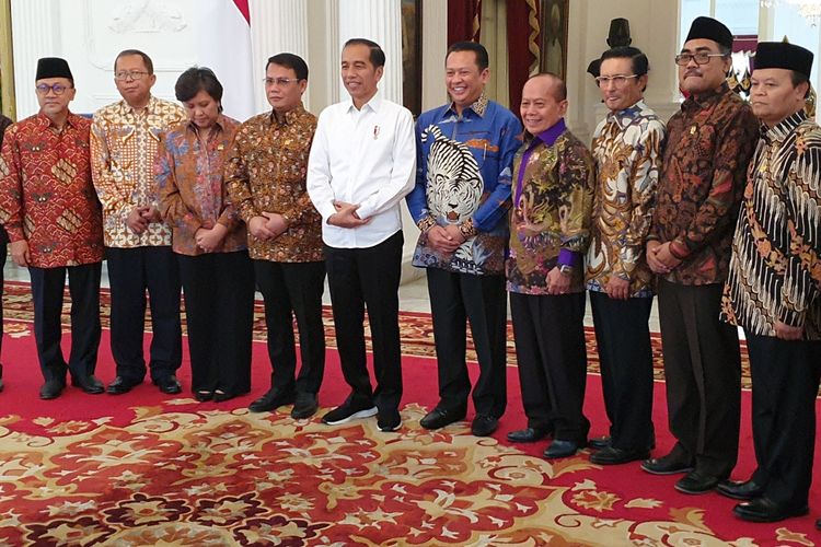 Pimpinan Majelis Permusyawaratan Rakyat (MPR) menemui Presiden Joko Widodo di Istana Kepresidenan, Jakarta, Rabu (16/10/2019). Kedatangan para pimpinan MPR ini adalah untuk berkonsultasi seputar jadwal pelantikan Jokowi dan Maruf Amin sebagai presiden dan wakil presiden terpilih 2019-2024 pada 20 Oktober mendatang.