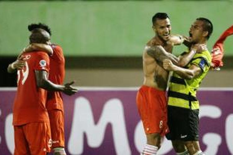 Kiper Persija Jakarta, Andritany, memeluk Raphael Maitimo yang merupakan pencetak satu-satunya gol saat melawan PS TNI, Selasa (15/12/2015). 