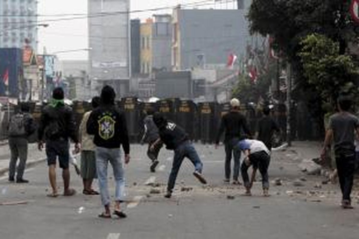 Kerusuhan antara warga dan aparat saat pembongkaran rumah di Kampung Pulo, Jakarta Timur, Kamis (20/8/2015). Pembongkaran rumah di bantaran kali ini dilakukan untuk normalisasi Kali Ciliwung.