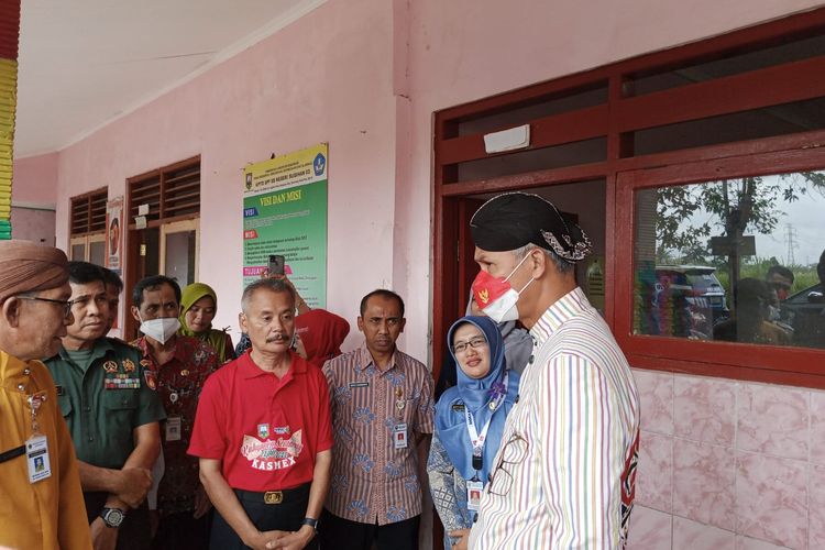 Gubernur Jawa Tengah Ganjar Pranowo meninjau SD Negeri Sugihan 03