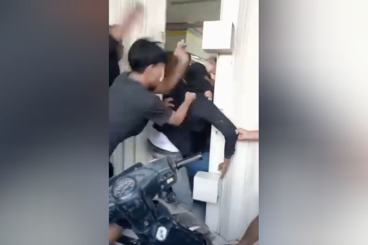 Viral, Pencuri Sepeda Motor Tertangkap Basah Lalu Diamuk Warga di Cirebon