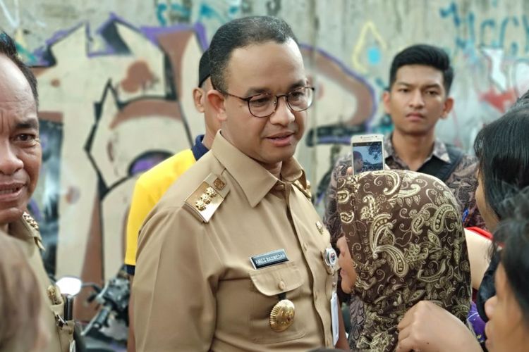 Gubernur DKI Jakarta Anies Baswedan berkunjung ke warga korban banjir di Jakarta Timur, Rabu (7/2/2018)