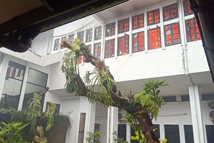 gedung Bappelitbang Kota Bandung yang berada di lingkungan Balai Kota Bandung, Jalan Aceh, Kota Bandung,  terbakar sekitar pukul 10.38 WIB