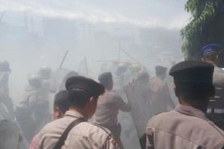 Petugas kepolisian dan mahasiswa yang berunjukrasa terlibat bentrok di Kota Tasikmalaya, Rabu (3/9/2014).