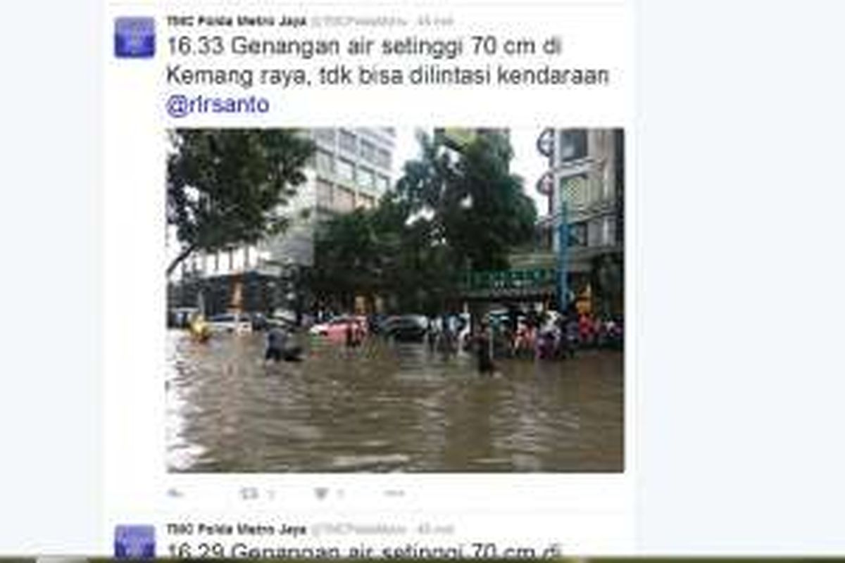 Sejumlah ruas jalan di Jakarta tak dapat dilalui kendaraan karena tergenang setelah hujan deras, Sabtu (27/8/2016).