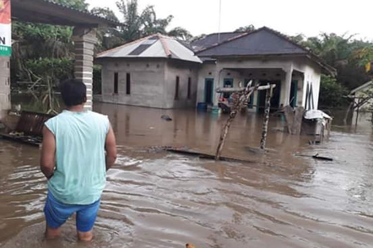 Rumah warga di Kecamatan Puding Besar, Kabupaten Bangka terendam banjir, Kamis (4/4/2019).