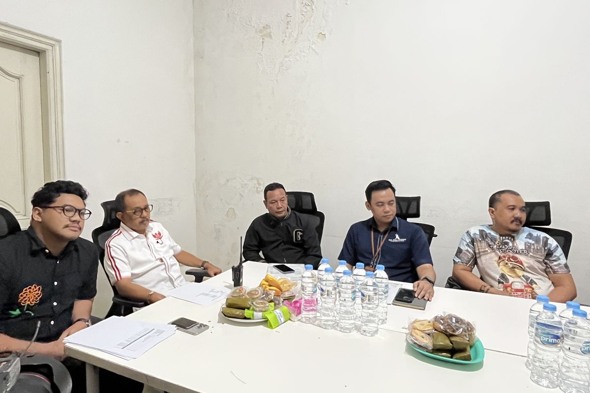 Wakil wali kota Surabaya, Armuji saat inspeksi mendadak (sidak) atas dugaan kasus penipuan event organizer (EO) oleh PT Ekis Muda Berkarya yang menaungi konser Ekspectanica, Kamis (15/1/2026).