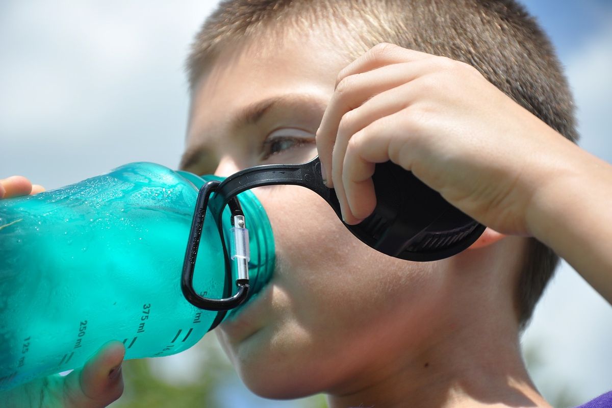 Ilustrasi anak meminum air dari botol BPA free