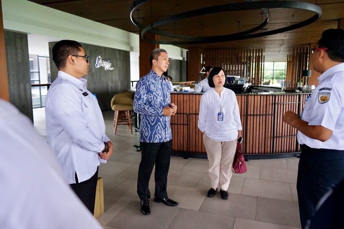 Wakil Wali Kota Bogor Dedie Rachim saat bertemu dengan perwakilan PT KAI untuk membahas sejumlah kerjasama di bidang transportasi, di Hotel Royal Tulip, Bogor, Jawa Barat, Kamis (6/2/2020).